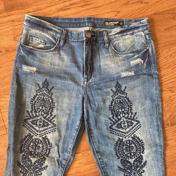 BLANK NYC rare embroidered distressed jeans with slit knees and frayed hems - Picture 10 of 12